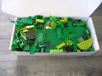 cca 11kg Lego kostek - rozděleno dle barev - 4