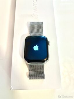 Apple Watch 8 45mm stříbrný milánský tah - 4
