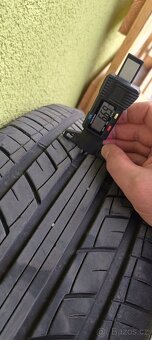 Prodám pneu 225/40 R18 - 4