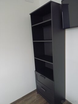 IKEA knihovna se dvěmi zásuvkami - 4