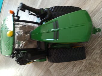 Pásový traktor Bruder John Deere 4055 - 4