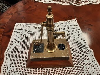 Retro mosazný model staré vodní pumpy - 4