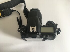 Nikon D300 s objektivem a pametovou kartou - 4