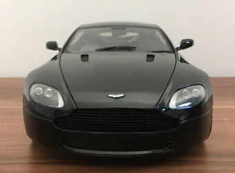 1:18 Rarita Aston Martin V8 Vantage od AutoArt - 4