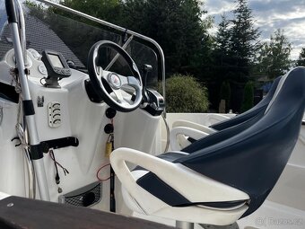 Loď Quicksilver Commander 555 - 4