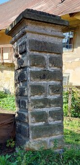 Pískovcové sloupy vratové - 4