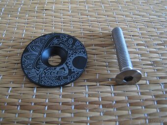Nová hliníková krytka představce 1 1/8" VYCE Stem Cap - 4