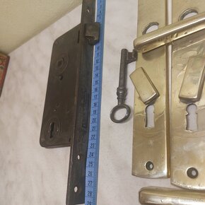 Prodám starý dveřní zámek kompletní s klíčem funkční +štítky - 4