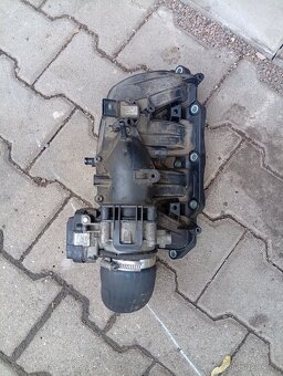 Prodám sací potrubí a škrtící klapku na VW golf 5, 1.4 TSI.. - 4