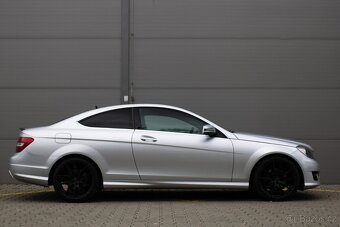 Krásný Mercedes-Benz C 250 Coupé s benzínovým motorem - 4