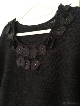 Svetr s ozdobným výstřihem - 4