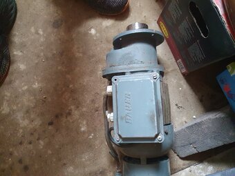 Elektromotor s převodovkou a brzdou - 4