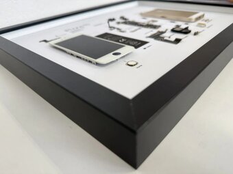 Zarámovaný iPhone SE – (A3)(Gold) - 4