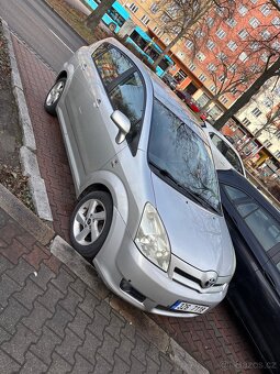 Toyota Corolla Verso - 4