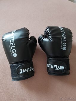 Nafukovací boxerský pytel pro děti. +Rukavice - 4