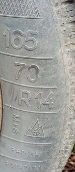 Zimní pneu na plechu 165/70 R14 vzorek 6mm - 4