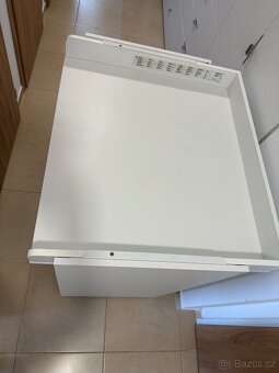 Přebalovací pult a dětská postýlka - 4