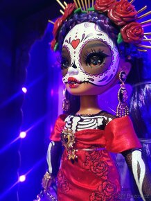 MGA Rainbow High Díos de Muertos Maria Garcia - 4