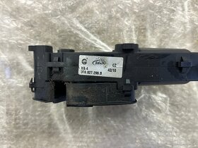 MOTORY OTVÍRÁNÍ KUFRU ŠKODA SUPERB 2 3T0827300B, 3T0827299B - 4