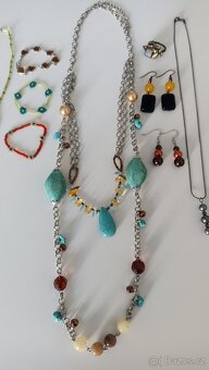 MIX šperky - náhrdelníky, dětské náramky, náušnice, prsten - 4