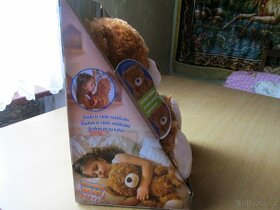 8/4-VELKÝ MEDVÍDEK-hraje ukolébavky,zavírá očička,zívá ,... - 4