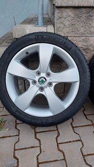 Alu kola 5x112 r17 škoda octavia II letní pneu - 4