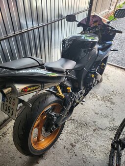 Yamaha R1 YZF - 4