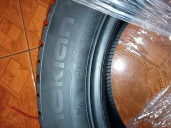 Nokian WR SNOWPROOF P 95 V XL
205/45 R17 1kus - 4