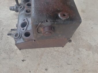 Stabilní motor Škoda hlavy s víkem. - 4