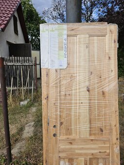 Dřevěné interiové dveře . - 4