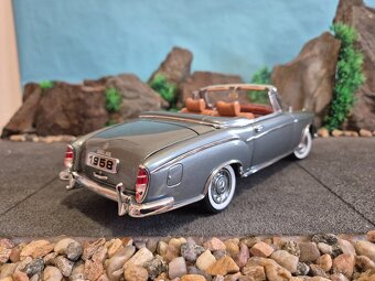 Prodám model 1:18 Mercedes Benz 220SE cabrio - 4