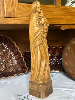 Dřevěná soška Panny Marie s Ježíškem – ruční řezba, 34 cm - 4