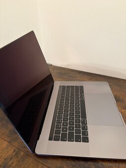 MacBook Pro 15,4 Touch Bar 256GB 2018 - 4