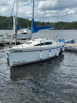 Loď Plachetnice PHOBOS 21 + motor SUZUKI DF5L + man. přívěs - 4