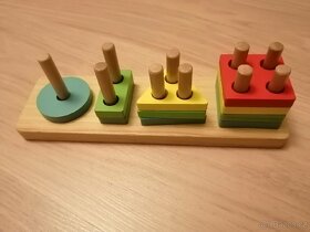 Dřevěné skládačky a zatloukacka. - 4