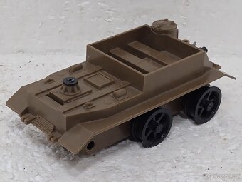 Retro obrněný transportér na klíček IGRA - 4
