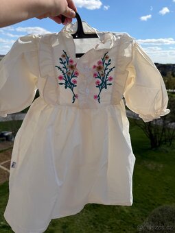 Šaty s výšivkovými prvky - 4