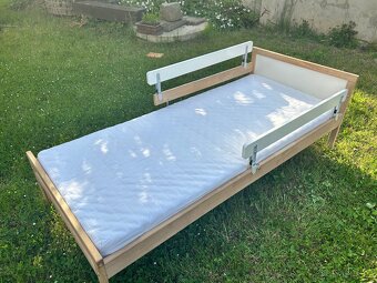 Dětská postel Ikea 70x160 vč matrace, zábradlí - 4