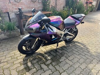 Yamaha R1 - 4
