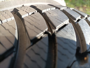 2 zimní pneumatiky Michelin 235/55/19 6mm - 4