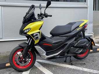 Aprilia SR-GT 125 jen 600 km - 4