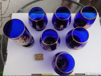 Zlacené modré sklo - číše a váza - sedm kusů - 4