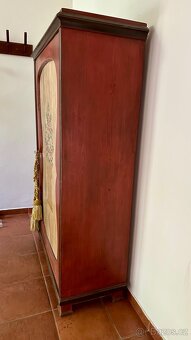 Krásna starožitná skříň - 4