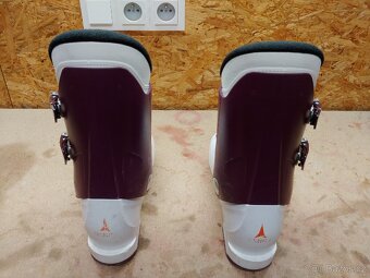 Dětské lyžáky a lyžařské hole. - 4