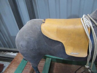 Nabízím krásného starožitného houpacího koníka z 19 stol. Ch - 4