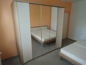 Šatní skříň šířka 225cm s osvětlením a zrcadlem - 4