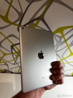 Apple iPad 9.7 (2018), 32GB Wi-Fi Silver - 4
