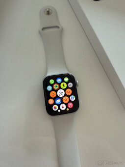 Apple Watch SE (2022), 44 mm - stříbrné - 4