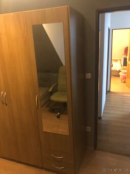 Šatní skříň + kolečková židle - 4