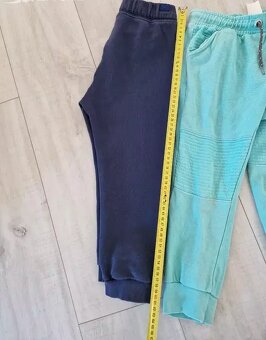 Dvoje tepláky, vel.116 - modré a zelené - 4